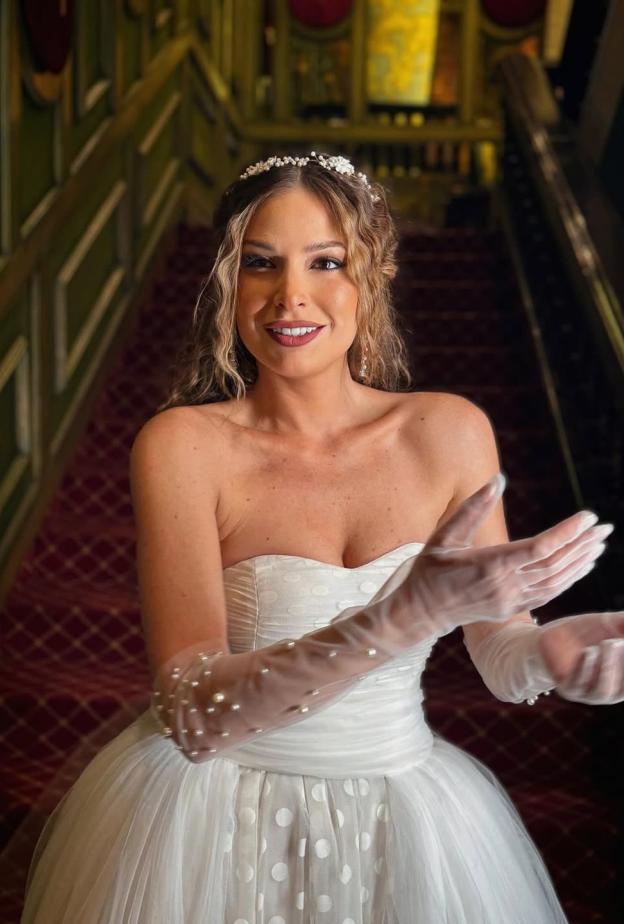 باميلا الكيك اختارت طوق شعر من الكريستال