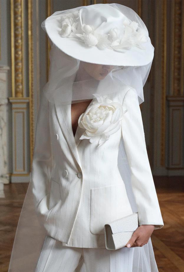 بدلة من قماش الكادي المطرز في عروض إيلي صعب