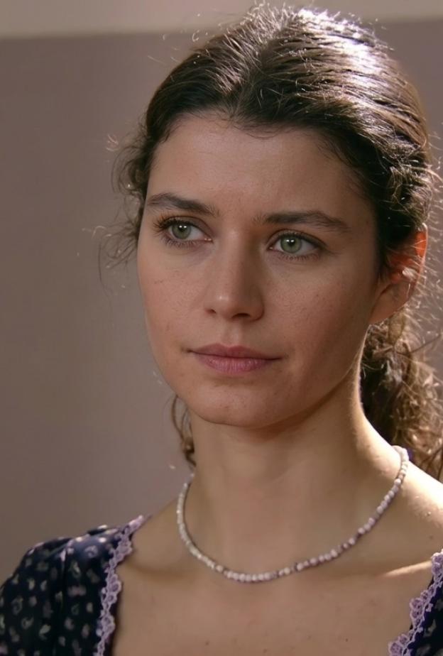 بيرين سات في دور فاطمة