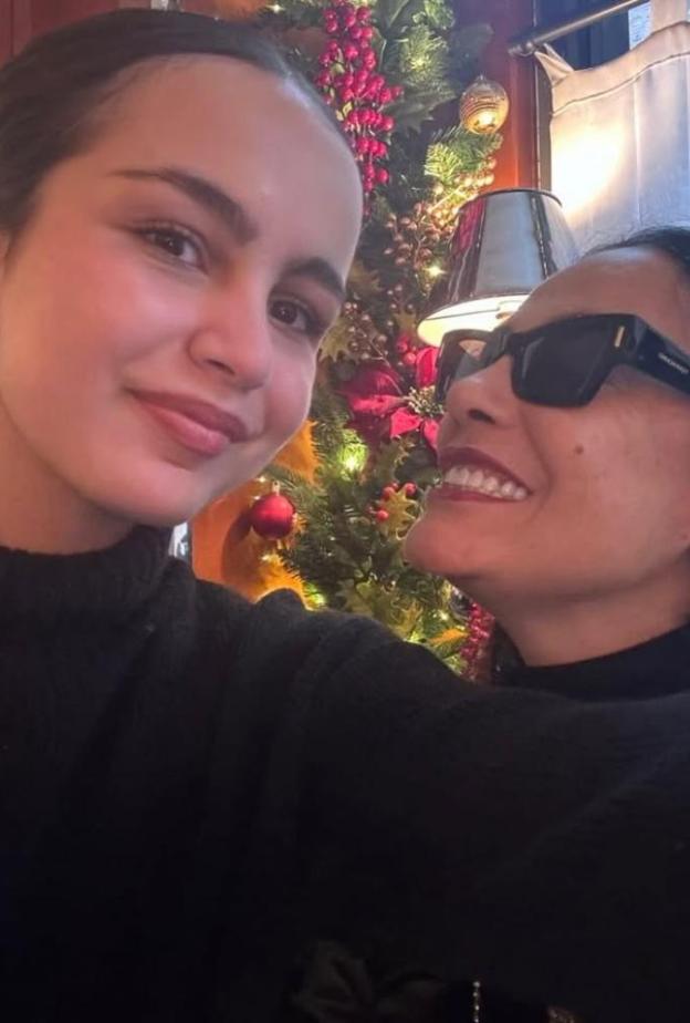 تاليا الخواجة مع والدتها الفنانة شريهان