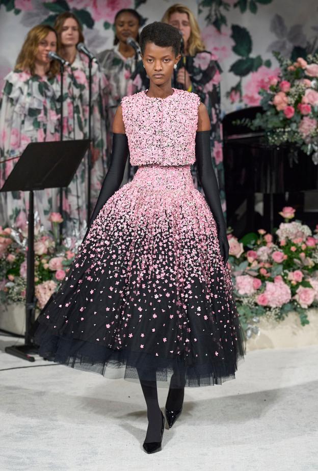 تصميم يحاكي إطلالات الستينات من Richard Quinn