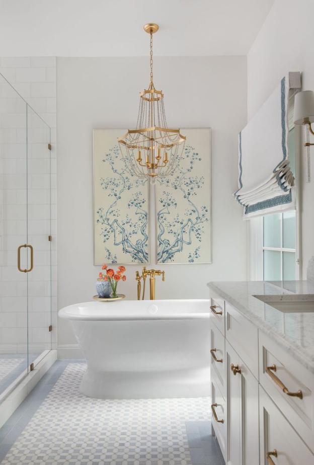 تعليق عمل فني فوق البانيو، بمنح الحمام طابعًا أكثر شخصية