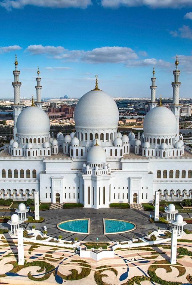 8 وجهات في أبوظبي تأخذك في رحلة ساحرة بين التراث والرفاهية