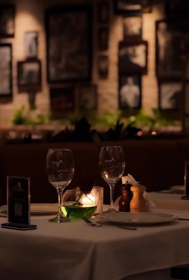 رحلة مذاق لا تُنسى أفخم مطاعم الرياض لتجربة عشاء استثنائية