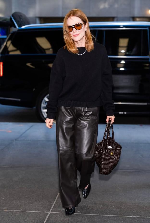 جوليان مور ببنطال الجلد الواسع مع بلوزة صوفية مريحة