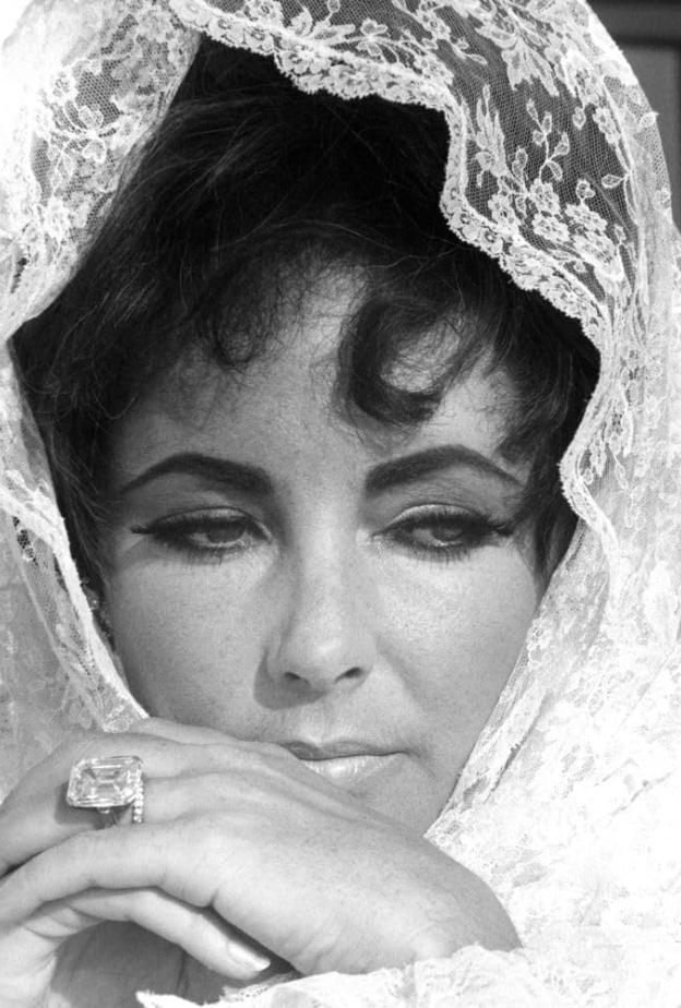 خاتم خطوبة إليزابيث تايلور المرصع بالياقوت والزمرد والماس والذي قدمه لها جون وارنر John Warner