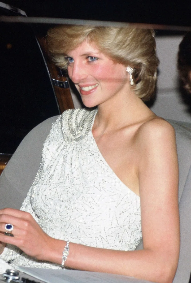 خاتم خطوبة الأميرة ديانا Princess Diana الياقوتي الأزرق والمستوحى من إرث عائلي ملكي