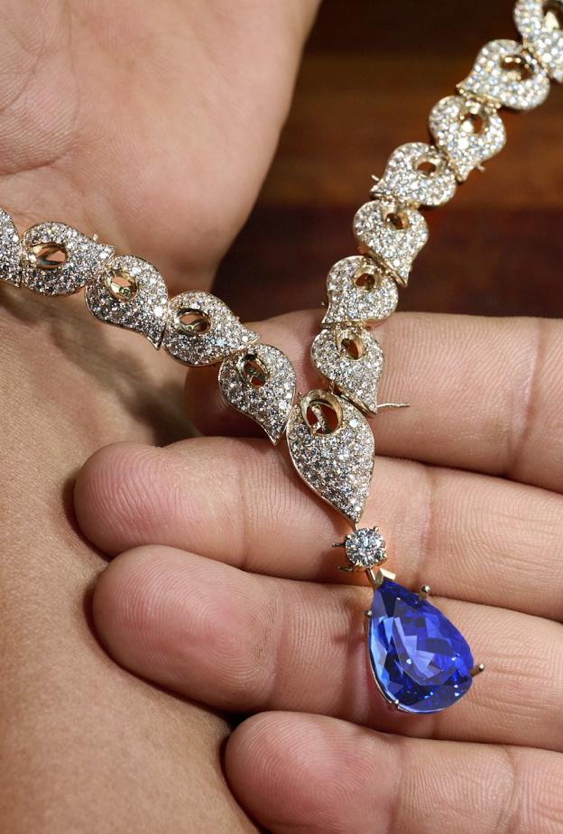 دار معوض Mouawad تكشف النقاب عن طقم المجوهرات الراقية Ivy Tanzanite