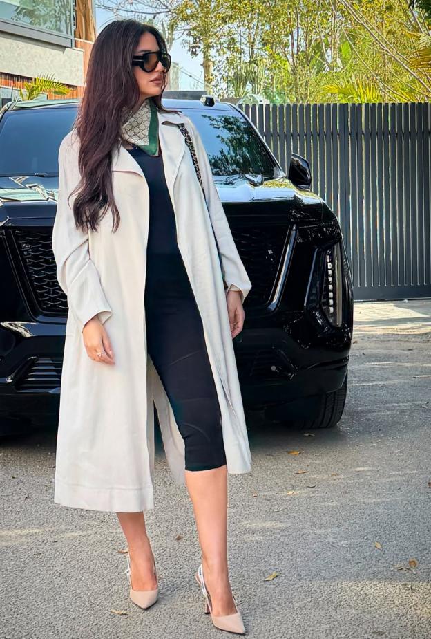 درة ببنطال قصير باللون الأسود 