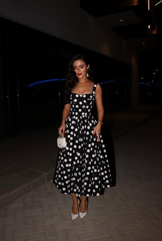ديما الأسدي بفستان أسود بنقاط البولكا البيضاء