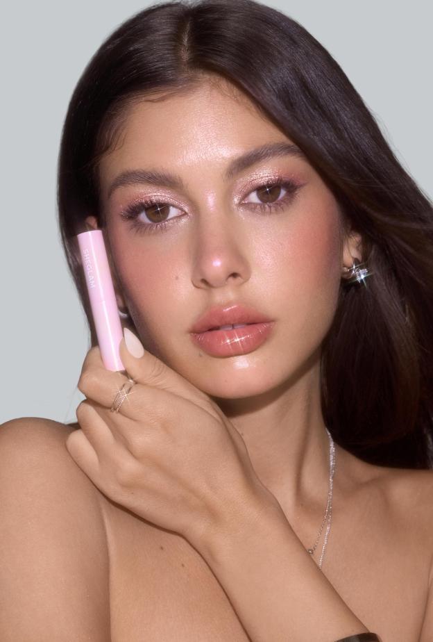 مكياج يُشبه انعكاس النجوم على بشرتك ..إليك مستحضرات تمنحك الإشراقة