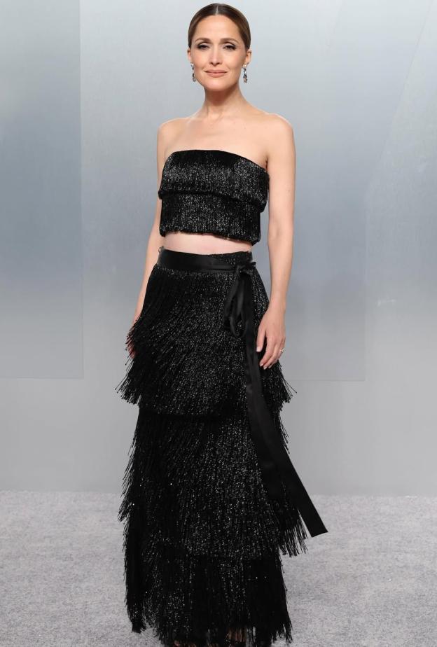 روز بيرن ترتدي طقما باللون الأسود الموحد