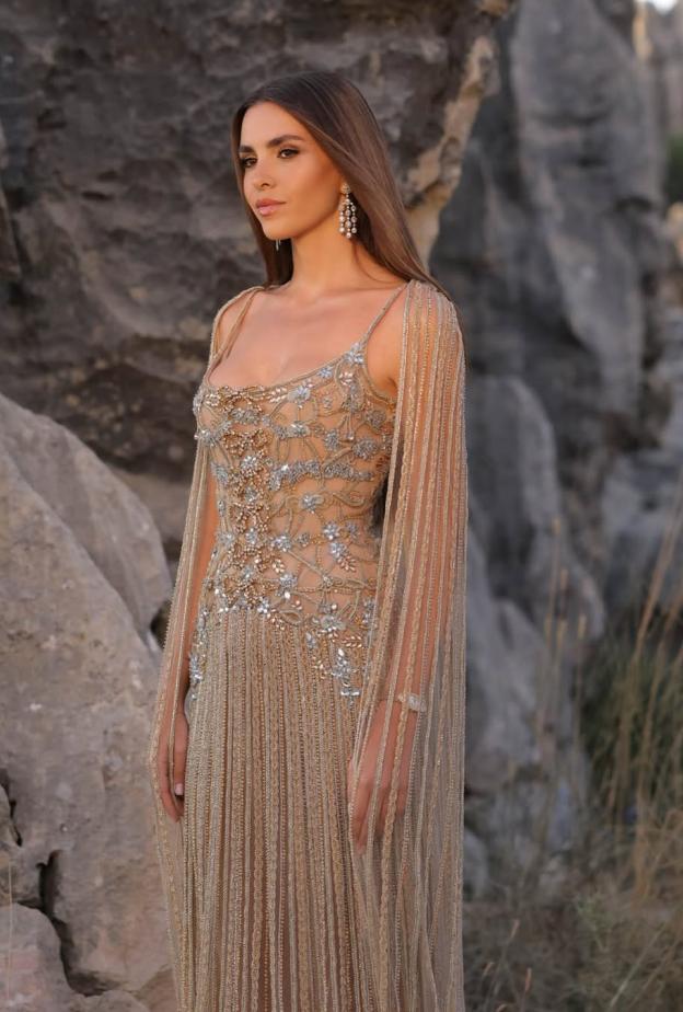 زين قطامي بفستان بدرجة لون نيود فاتحة