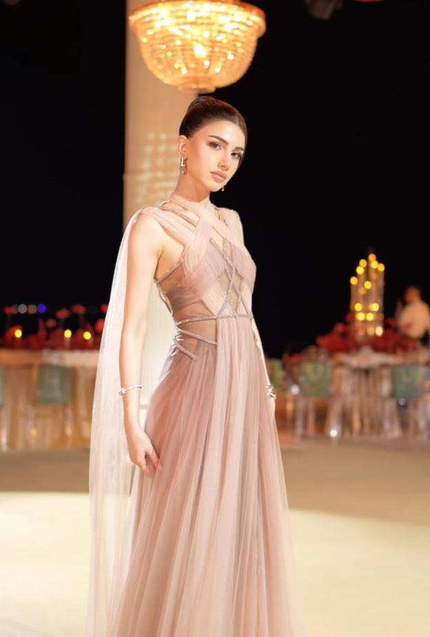 سيدرا عمارة بفستان سهرة أنيق بتدرجات ألوان النيود