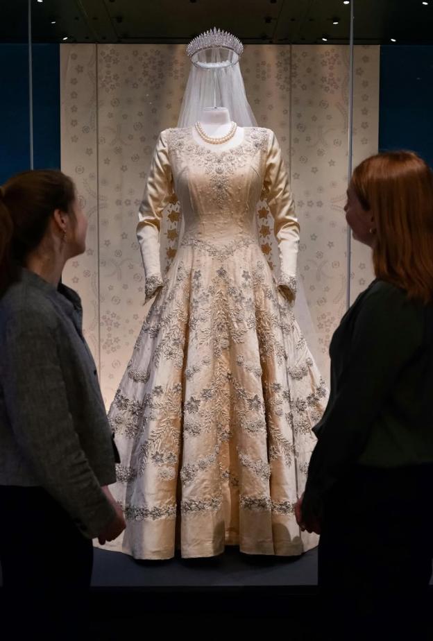 صورة تظهر فستان زفاف الملكة إليزابيث داخل من المعرض