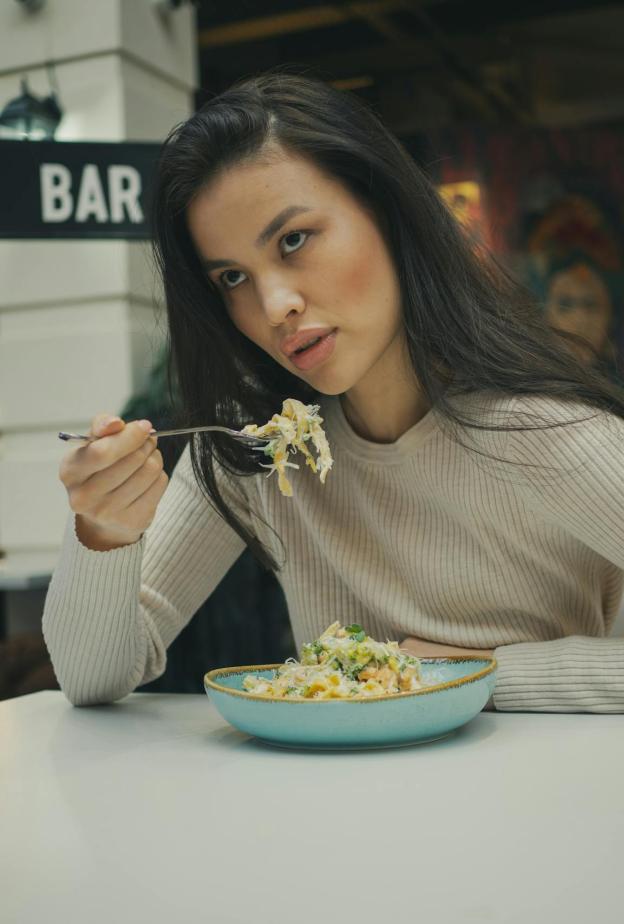 كيف تستمعين لإشارات الجوع والشبع الحقيقية للتحرر من الأكل الحدسي والحميات القاسية؟