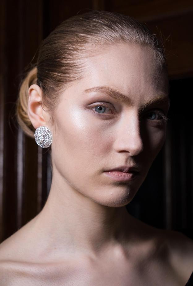 هل ماء الاستحمام يُخرّب روتين العناية ببشرتكِ؟ ... إليكِ الإجابة الحاسمة