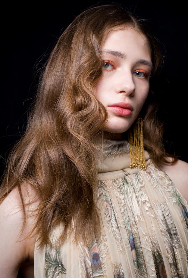 صيحات جمالية مبتكرة مع المكياج المرجاني في الربيع