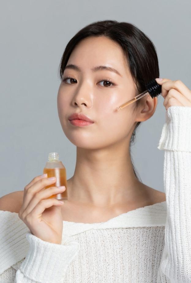 عند تدليك الوجه بزيت الحلبة يساهم في تنشط الدورة الدموية