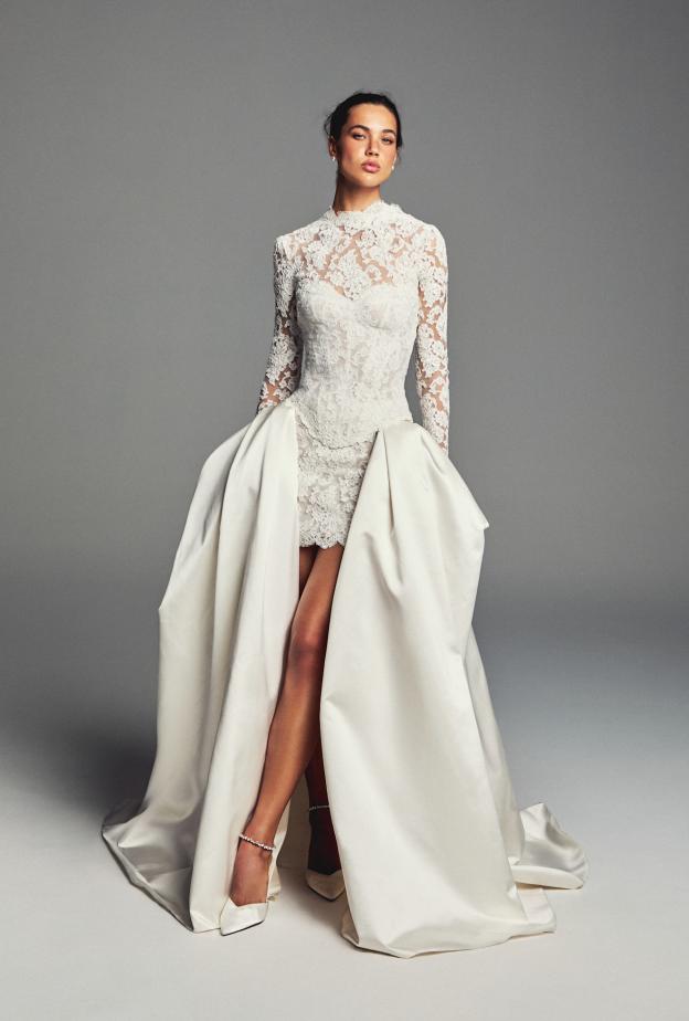 فستان زفاف مع أوفرسكيرت من مونيك لولييه