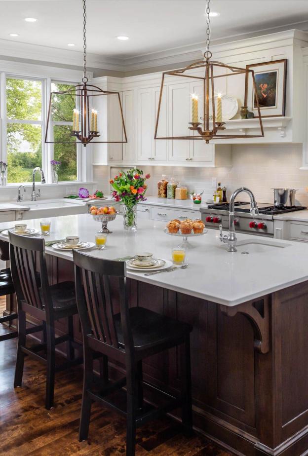 في كل مطبخ تقريبًا، توجد تلك المساحة المنسية أعلى الخزائن