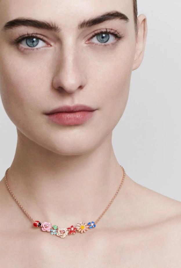 قلادة ديور من مجموعة DIORETTE من الذهب الوردي والماس والياقوت الوردي والورنيش الملون