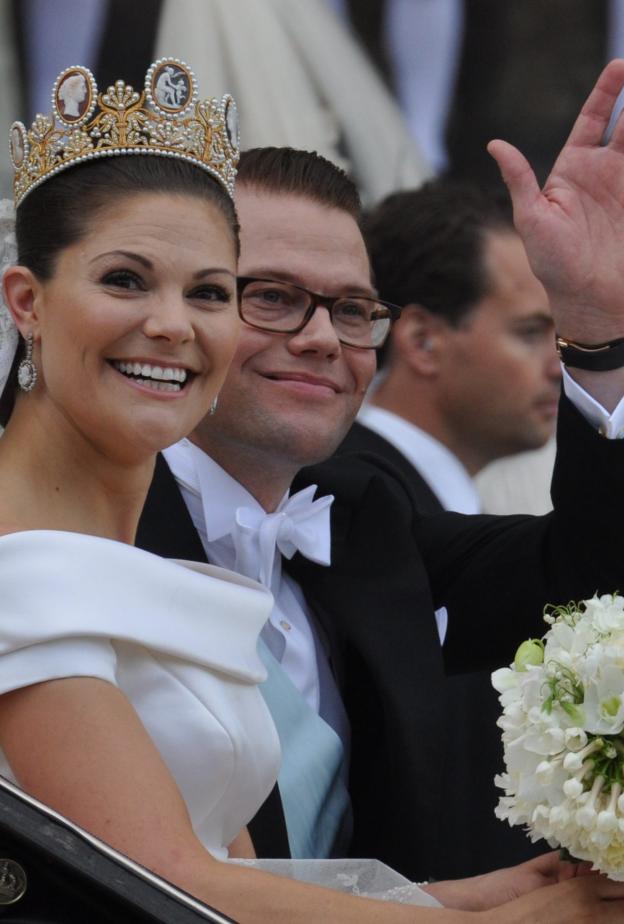 كعكة زفاف ولية عهد السويد الأميرة فيكتوريا CROWN PRINCESS VICTORIA والأمير دانيال PRINCE DANIEL (2010)