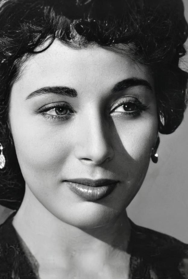 الفنانة المصرية البارزة لبنى عبد العزيز