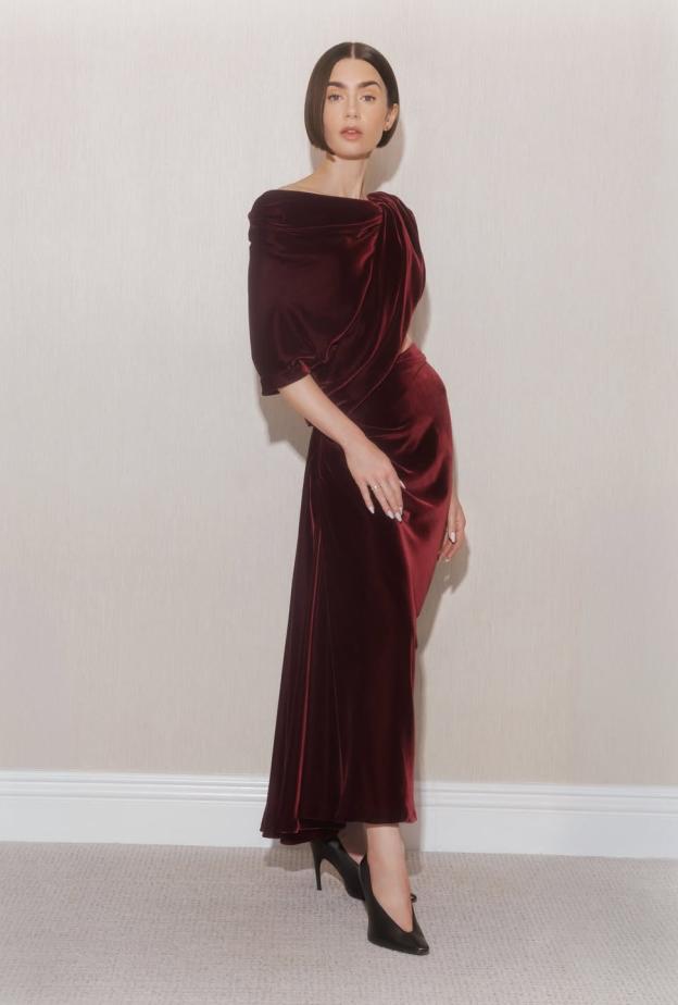 ليلي كولينز بفستان المخمل باللون البرغندي