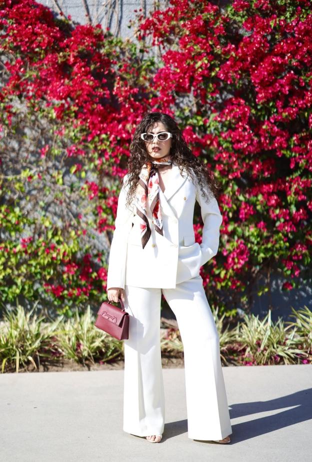 مايان السيد ببدلة كلاسيكية أنيقة باللون الأبيض