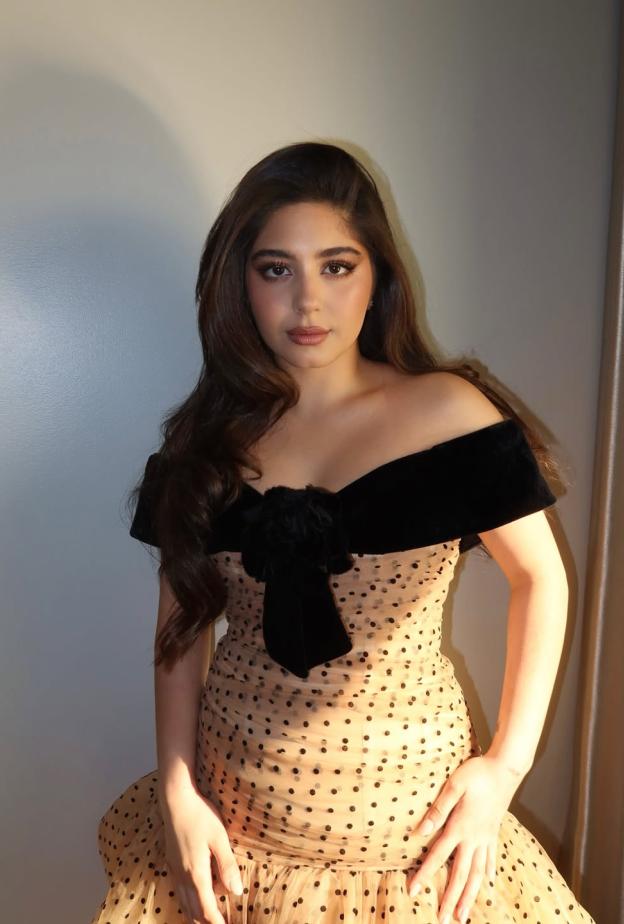 مايان السيد بفستان قصير بصبحة البولكا دوت