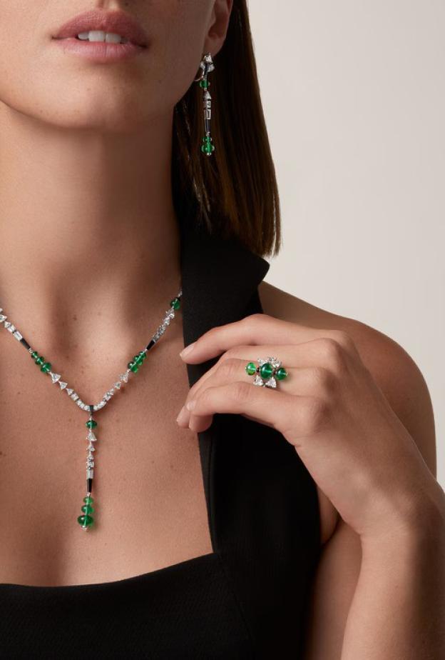 مجوهرات مرصعة بحجر الزمرد من Cartier