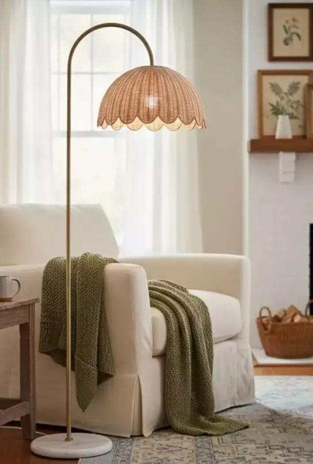 مصباح أرضي مميز التصميم من الخوص