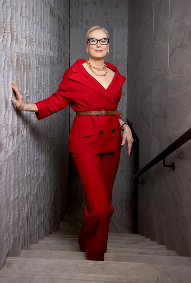 ميريل ستريب ببدلة بتصميم كلاسيكي باللون أحمر ناري