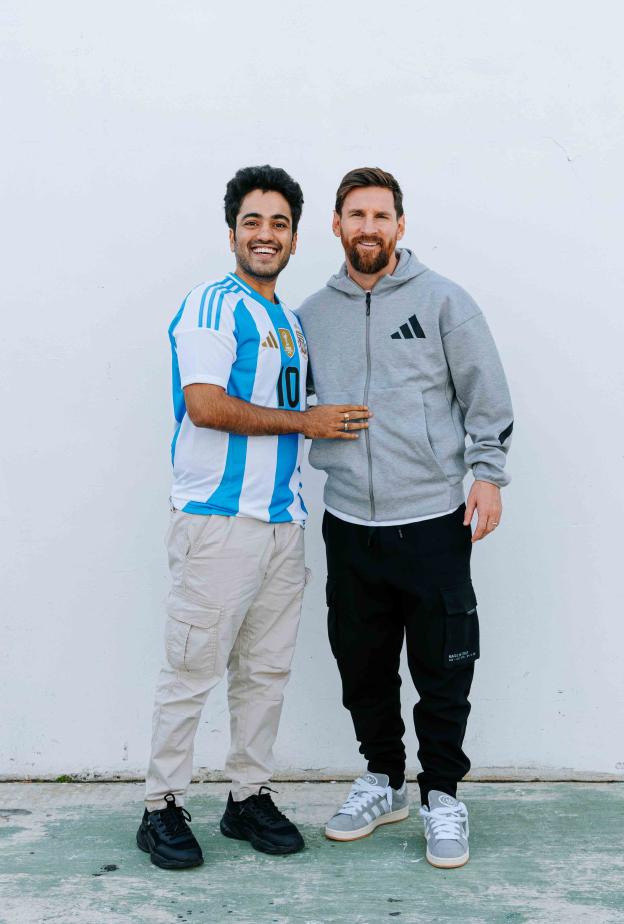 ميسى يدعم فريق عمل فيلم Blue52