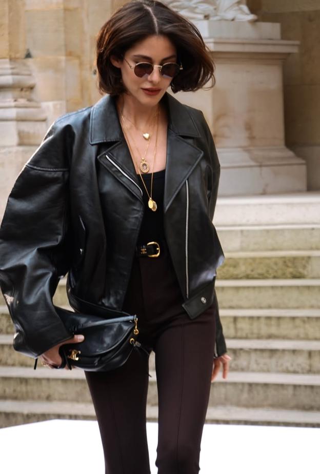 نور عريضة ببنطال وجاكيت منتفخ من الجلد الأسود