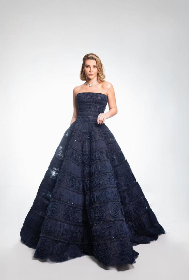 نور علي ترتدي فستانا بتصميم منتفخ من وحي الأميرات