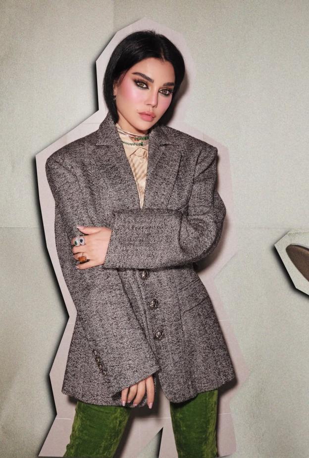 هيفاء وهبي ترتدي قميصا مقلما وبليزر أوفر سايز 