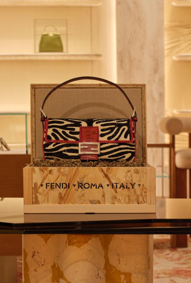 حقيبة ‏Baguette Re-Edition‏ من ‏Fendi‏ في إصدارها الجديد... مرآة لامرأة لا تشبه أحداً
