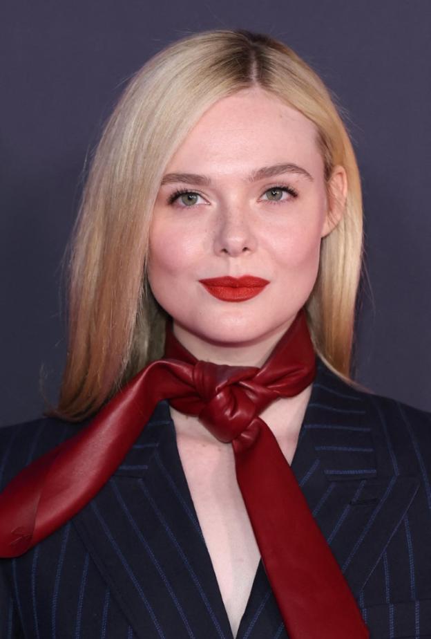 ألوان أحمر الشفاه الحمراء الفاتحة بأسلوب Elle Fanning
