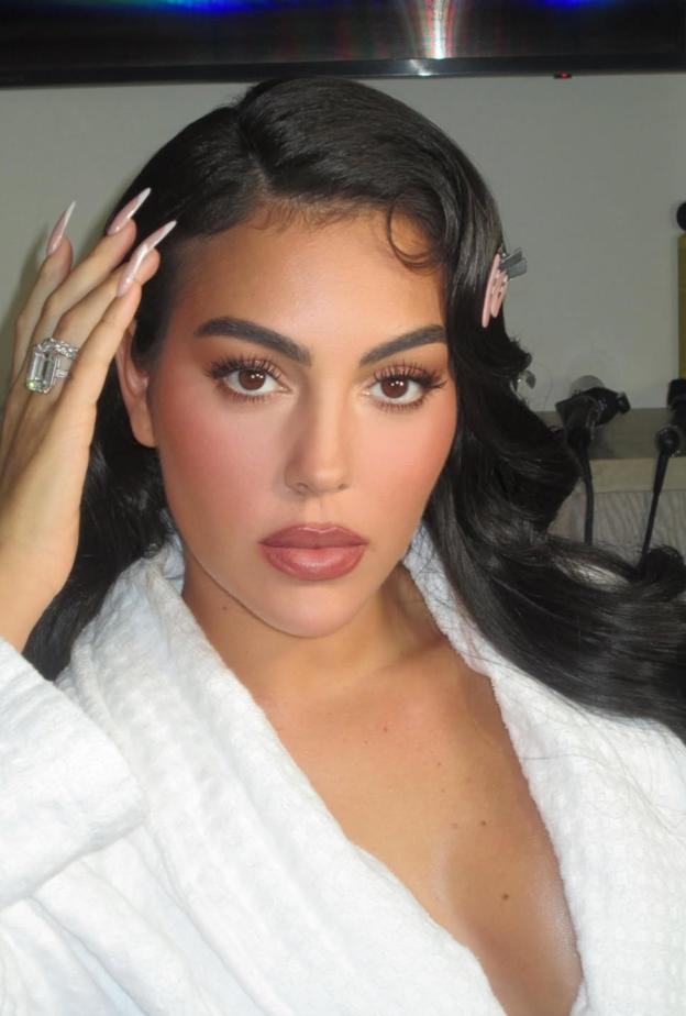 ألوان البلاشر الوردي مع التموجات الداكنة بأسلوب Georgina Rodríguez