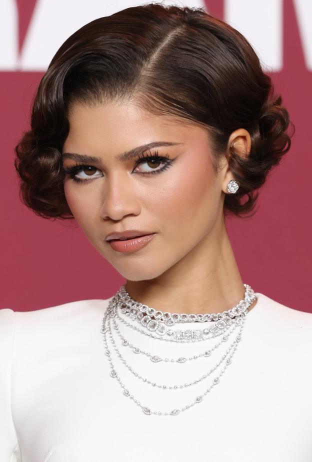 ألوان البلاشر الوردي والغلوسي بأسلوب Zendaya