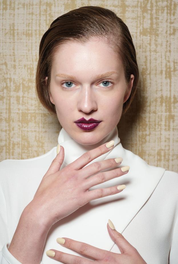 ألوان مناكير باستيل وصفراء من دار Edeline Lee