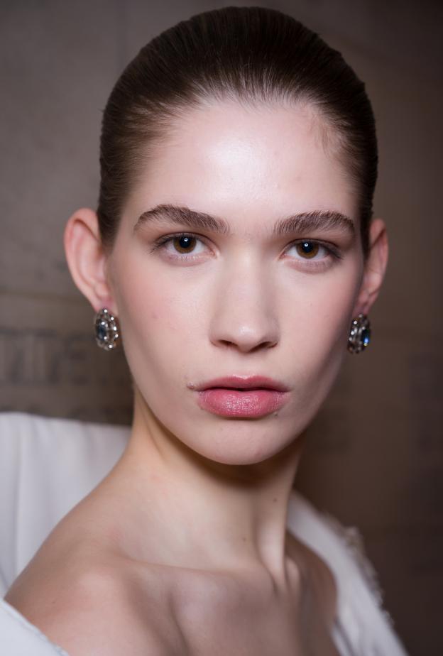  إزالة المكياج المقاوم للماء عن البشرة الدهنية