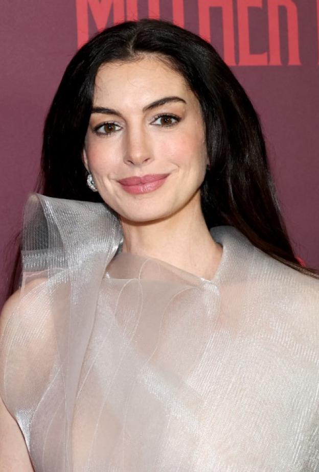  إطلالةAnne Hathaway بالمكياج المشمشي الفاتح مع الشفاه المشرقة