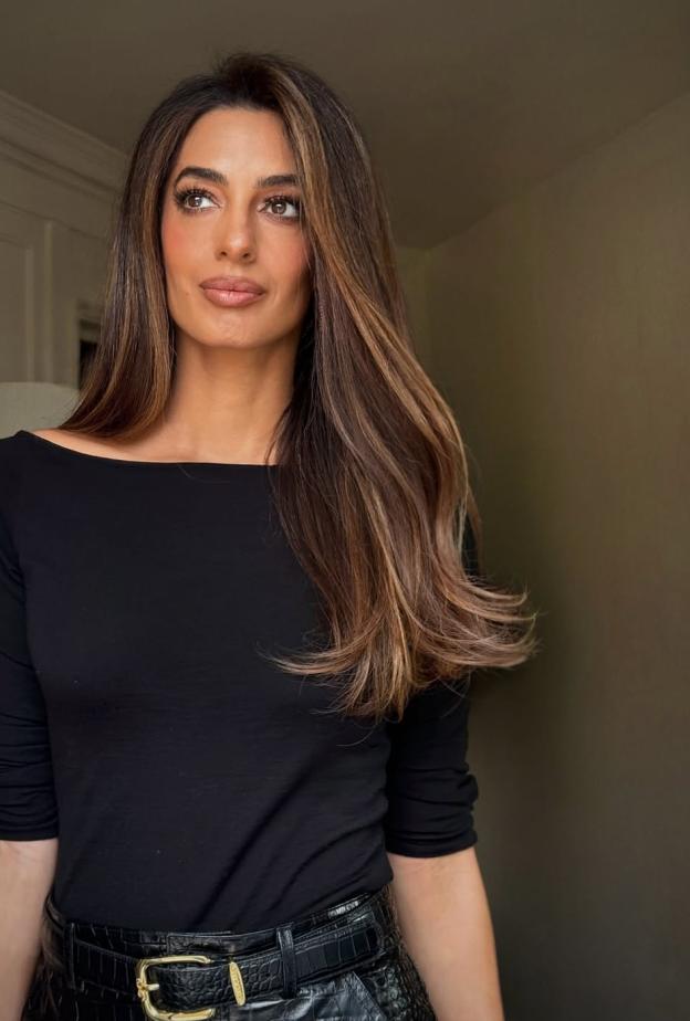 اطلالة أمل كوني بمكياج برونزي ساحر- الصورة من حساب خبير الشعر Dimitris Giannetos