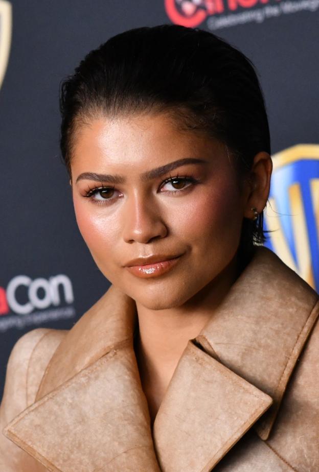 اطلالة النجمة Zendaya برسمات المكياج المشمشي