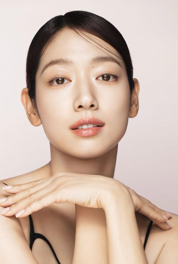 النجمة الكورية بارك شين هاي