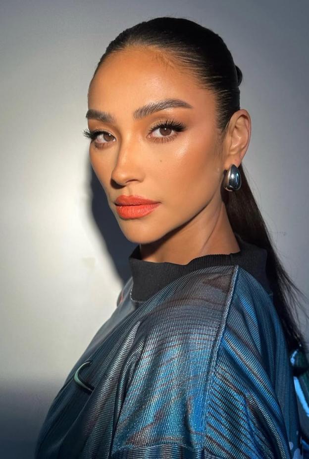 1 رئيسية النجمة Shay Mitchell صورة من انستغرامها