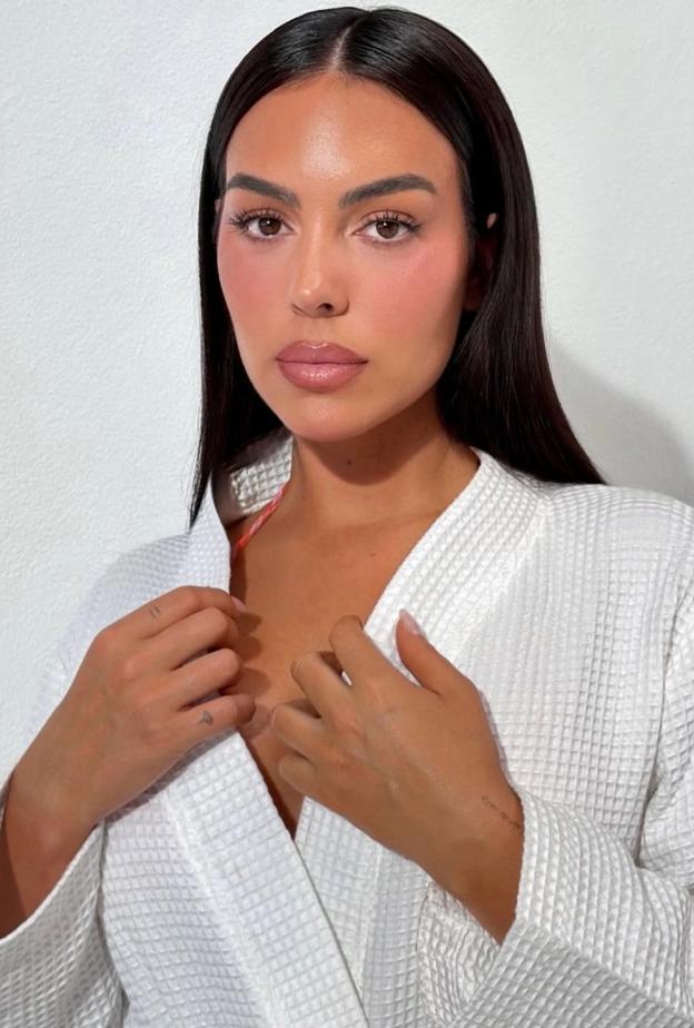 بلاشر الفراولة بأسلوب غولسي على طريقة جورجينا رودريغز